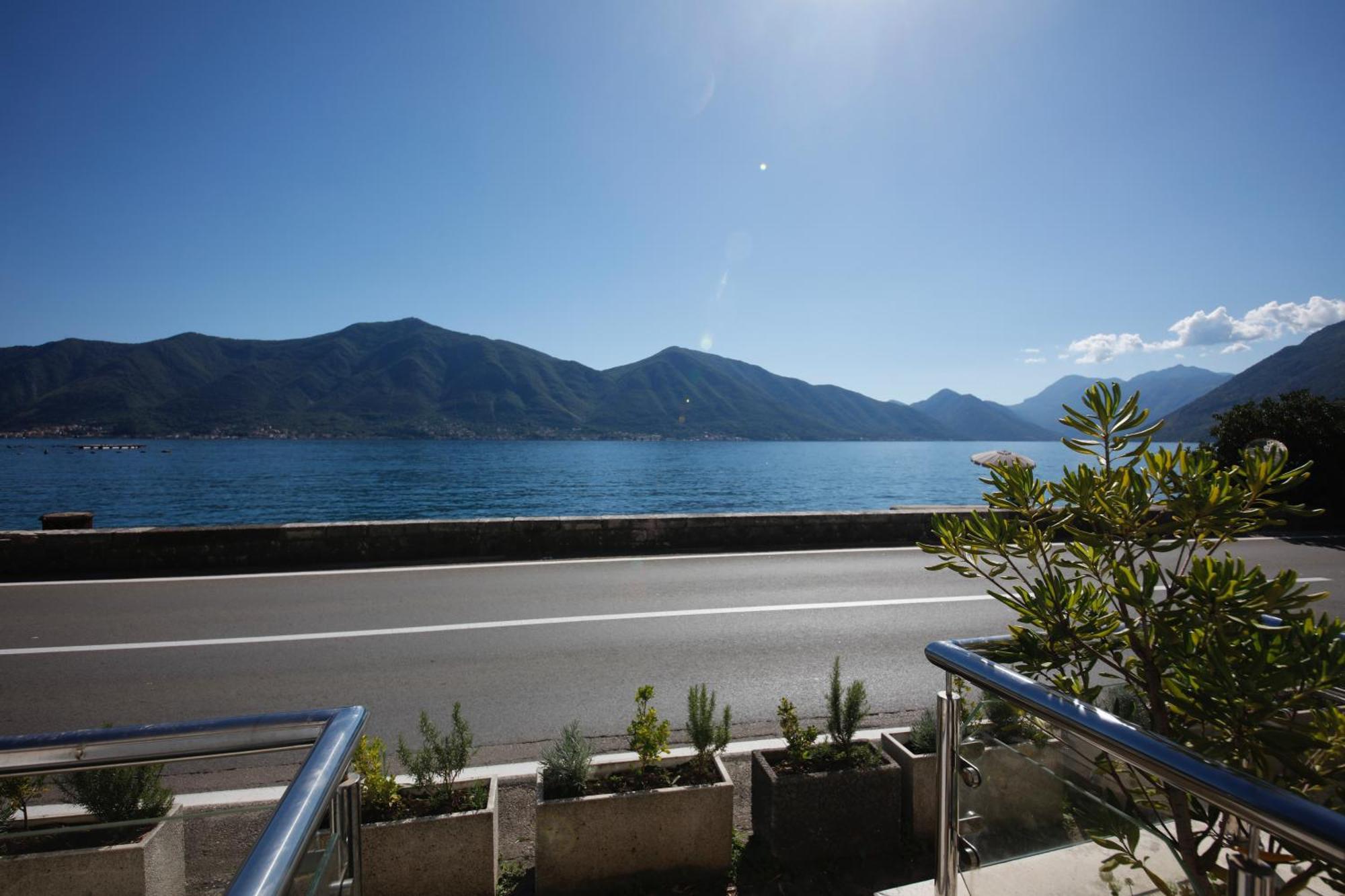Waterfront Apartments Kotor Bagian luar foto